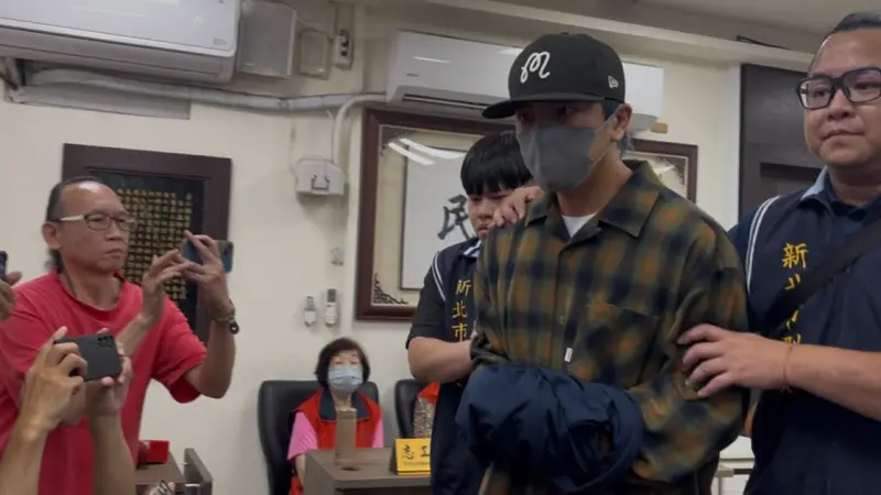 ▲坤達歷經了2小時的偵訊後，步出警局見到大批媒體僅點頭示意。（圖／記者鍾昀軒攝影）