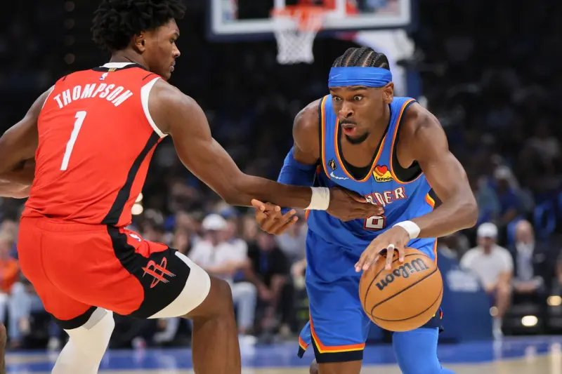 ▲「SGA」亞歷山大（Shai Gilgeous-Alexander）製造了「KD」杜蘭特（Kevin Durant）的關鍵犯規，兩罰全進，雷霆以125：124帶走賽季首勝。（圖／美聯社／達志影像）