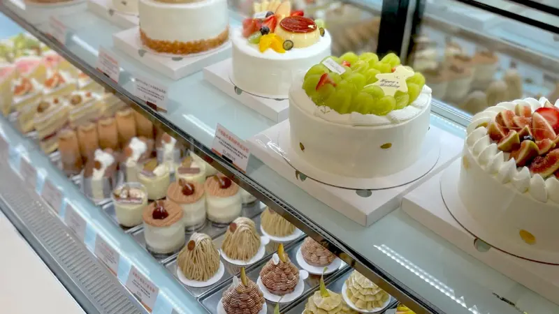 ▲法朋「雨天半價優惠」到10月25日光復節補假，仁愛店限定買蛋糕三件享一件半價優惠；消費滿額台北市「免費快遞」到府。星巴克哈根達斯冰淇淋達克瓦茲禮盒「買一送一」。（圖／翻攝自法朋FB）