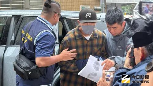 ▲藝人坤達（如圖）涉閃兵今（22）日上午11點15分移送新北地檢署，面對提問是否告知老婆柯佳嬿、是否後悔？他銬著手銬、不發一語快步離去。（圖／記者黃聖凱攝影）