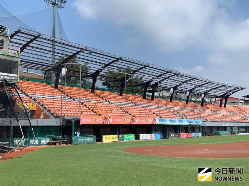 ▲統一獅與台南體育局達成共識，合意先行拆除包含一、三壘側看台之鋼構頂棚部分，將由結構技師進行專業檢視，並依整體評估結果研議後續使用方案。（圖／記者陳柏翰攝,2025.10.09）