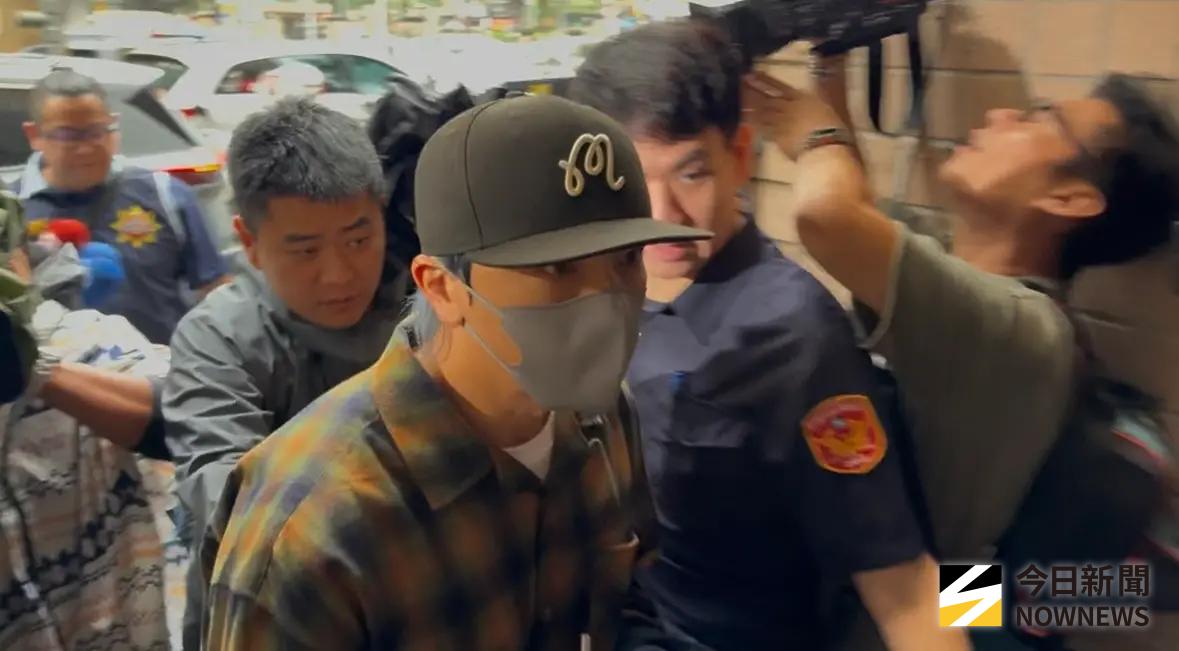 坤達不只閃兵！抵達新北檢「只花20秒閃離」 眾媒體追趕險出意外