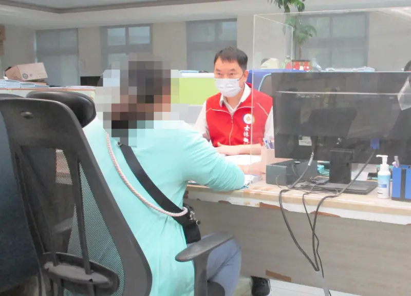 ▲新北一名張姓女子無力償還738張稅款遭扣薪，卻幸運中樂透，主動到士林分署繳納欠款54萬。（圖／行政執行署士林分署提供）