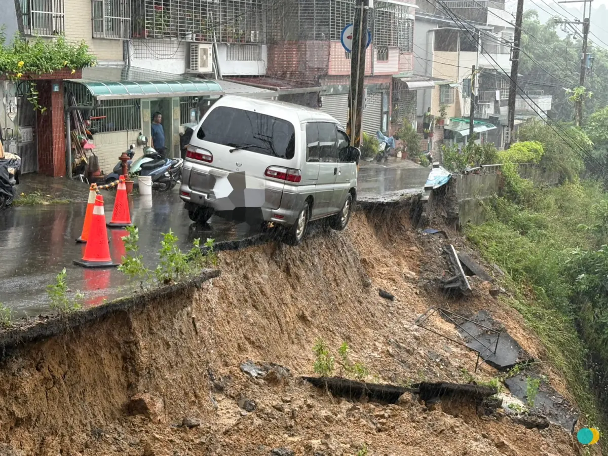 豪雨連日炸雙北⋯三峽驚傳土石滑落！客貨車懸空「差一步墜山坡」