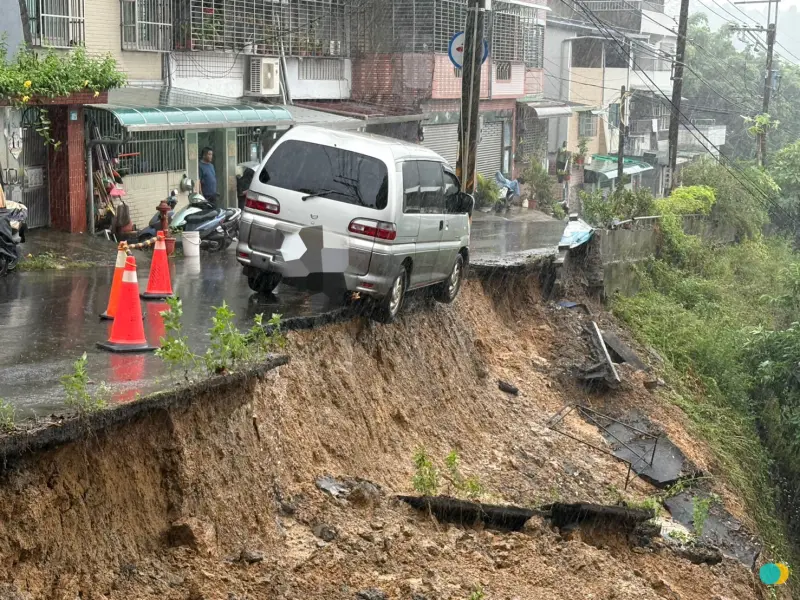 ▲雙北連日豪雨狂炸，新北市三峽區今（22日）一早傳出有邊坡土石滑落。（圖／翻攝畫面）