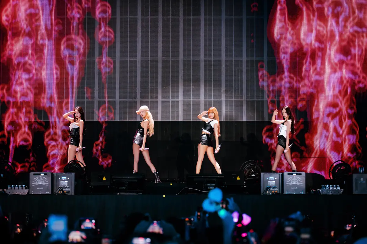 ▲泰國王太后詩麗吉昨（24）日晚間辭世，泰國進入國喪期，稍早主辦方宣布BLACKPINK曼谷演唱會確定照常舉行，主辦單位呼籲粉絲穿黑衣入場表達敬意，成員也將以低調形式致意。（圖／翻攝自BLACKPINK X）