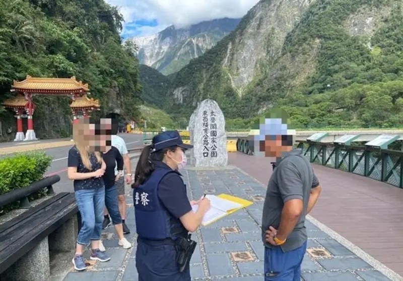 封路擋不住！太魯閣堰塞湖「外國遊客也來打卡」　警全英文趕人