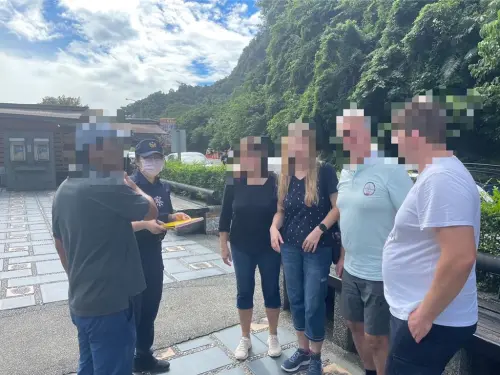 ▲近日國內外遊客因聽太魯閣形成新堰塞湖，駐足在太魯閣閣口觀望，警方為避免發生危險，除派員加強巡視外，勸離逗留遊客。（圖／新城警分局提供）