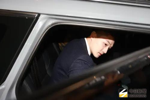 ▲坤達今（22）日遭到檢警拘提，其中檢察官粘鑫的顏值備受討論，甚至被讚比坤達還帥。（圖／記者葉政勳攝）