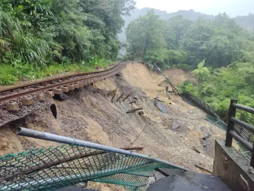 平溪線傳坍方！大雨沖刷邊坡掏空路基　鐵軌懸空、柵欄也飛了
