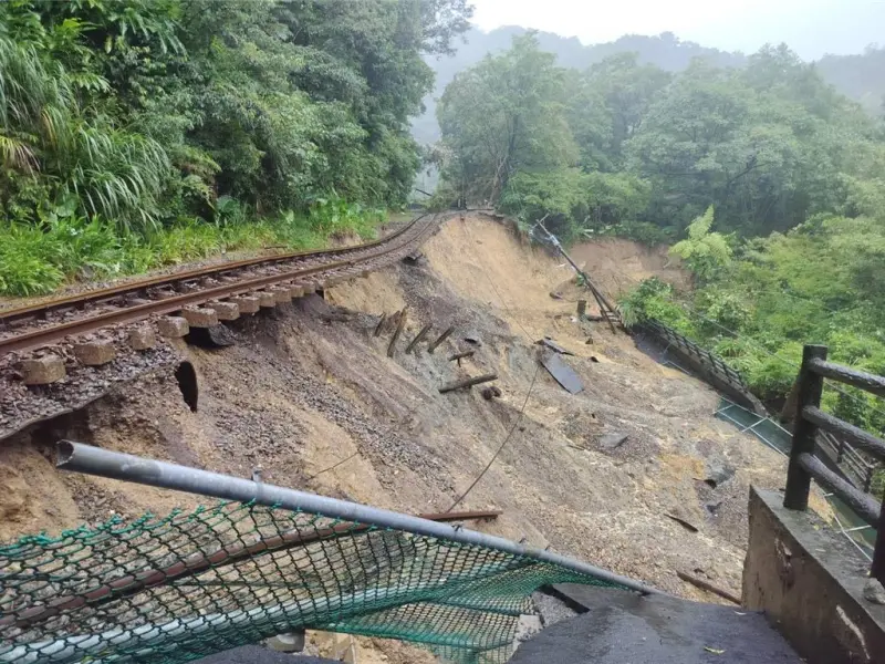 ▲今天上午新北市平溪線嶺腳，傳出土石坍方。（圖／翻攝畫面）