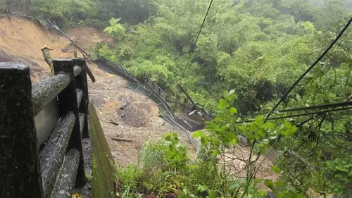 ▲今天上午新北市平溪線嶺腳，傳出土石坍方。（圖／翻攝畫面）