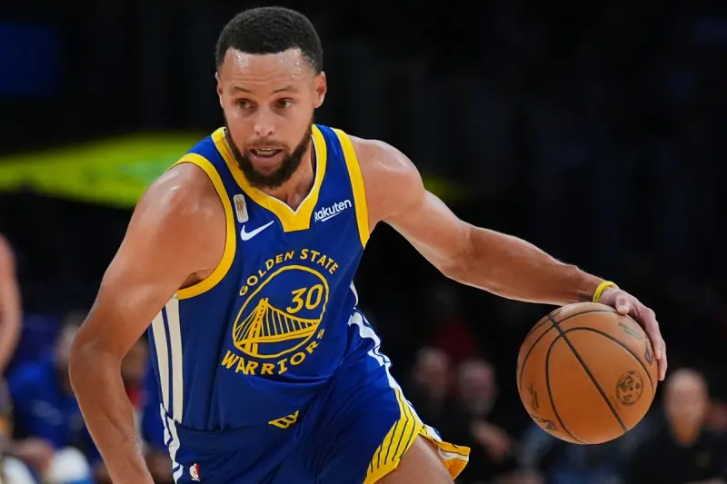 ▲金州勇士靠著巴特勒（Jimmy Butler）攻下31分，柯瑞（Stephen Curry）得到23分、並投進鎖定勝利的三分球，終場以119：109拿下例行賽首勝。（圖／美聯社／達志影像）