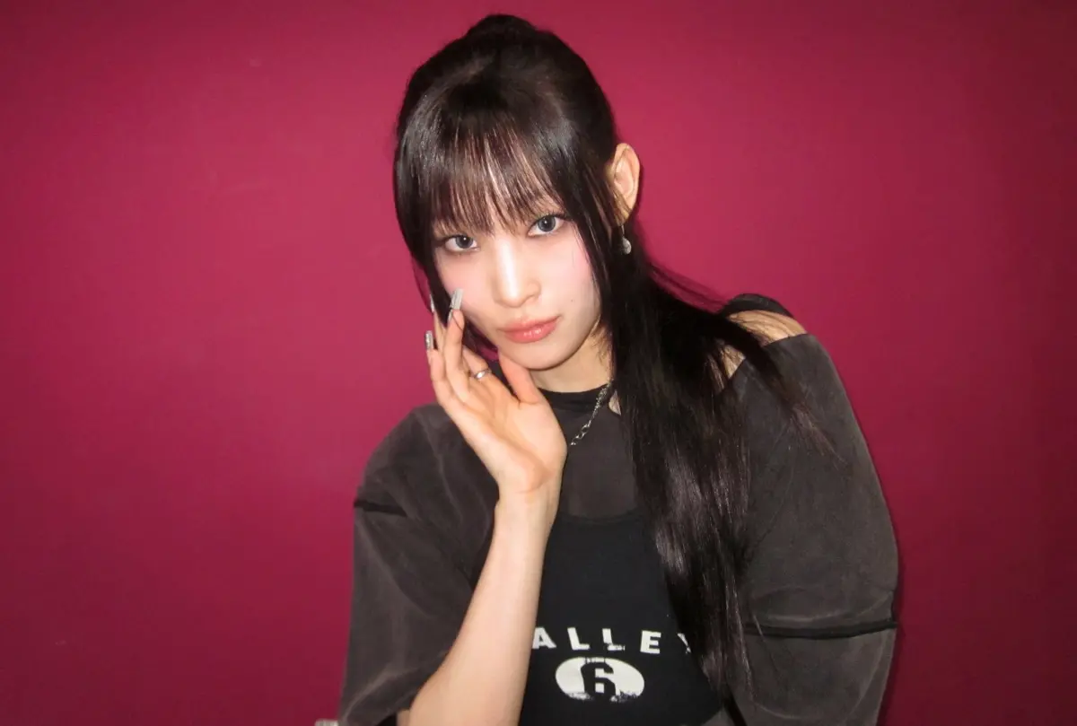 ▲ALLDAY PROJECT成員Annie（如圖）昨（21）日宣布接下潤娥10年主持棒，成為《MBC歌謠大祭典》主持人，不料她的新世界孫女身分竟爆特權爭議，被網友狠酸：「果然要背景」。（圖／ALLDAY PROJECT FB）