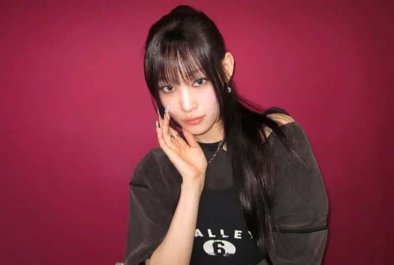 ▲ALLDAY PROJECT成員Annie（如圖）昨（21）日宣布接下潤娥10年主持棒，成為《MBC歌謠大祭典》主持人，不料她的新世界孫女身分竟爆特權爭議，被網友狠酸：「果然要背景」。（圖／ALLDAY PROJECT FB）