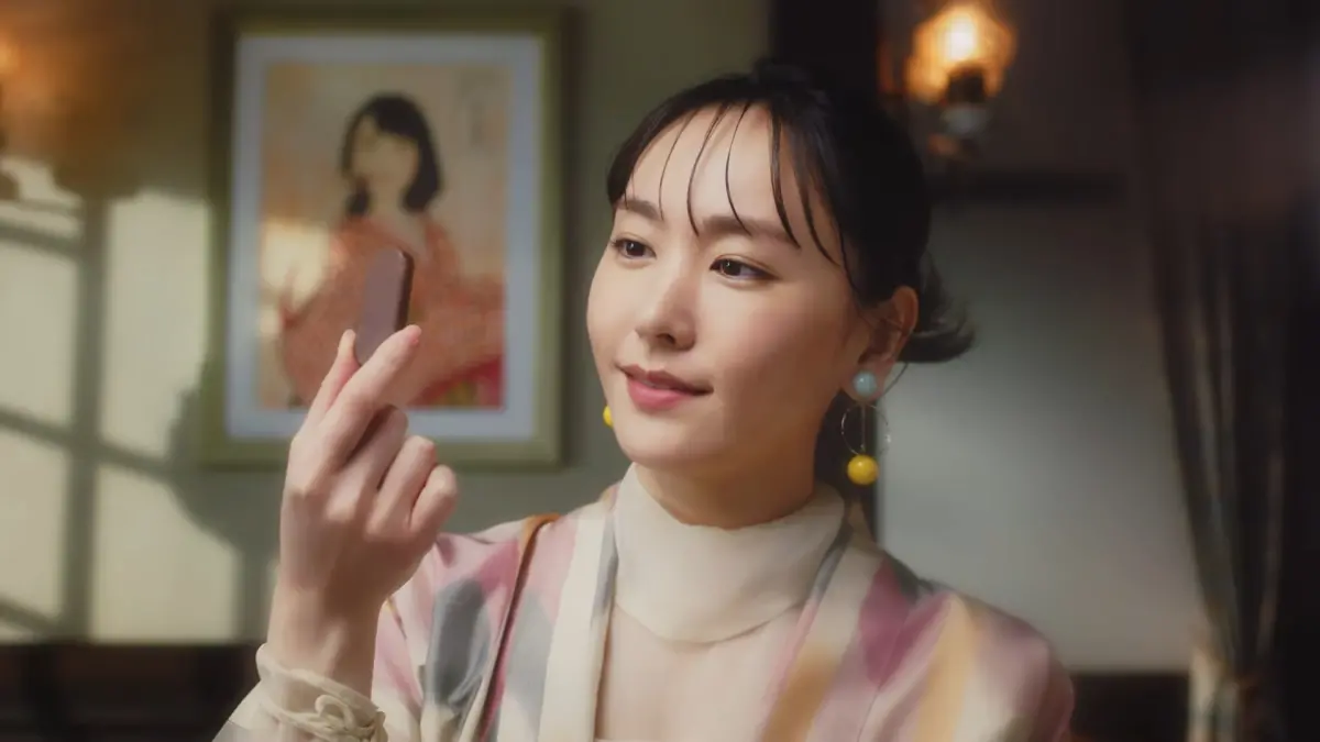 ▲新垣結衣（如圖）卸下Meiji明治冬季限定巧克力Meltykiss代言，由24歲新人出口夏希接下，粉絲看到廣告才知道，錯愕不已。（圖／株式会社 明治YouTube）