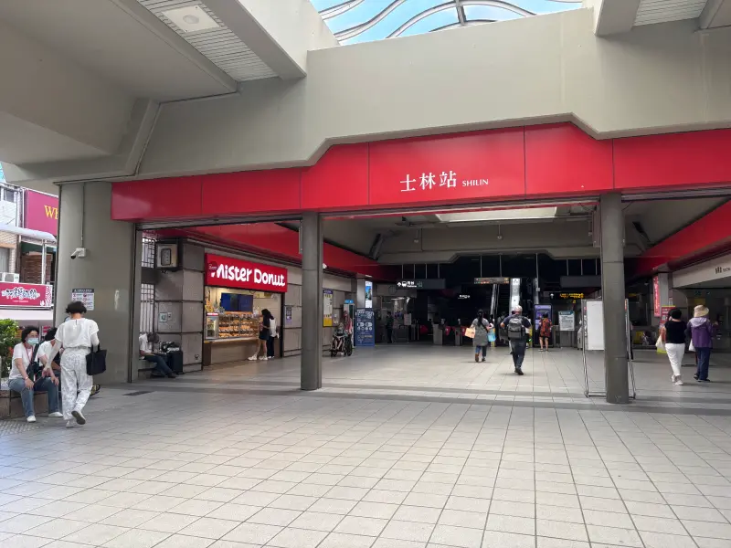 ▲台北捷運公司表示，從2月7日開始，紅線「淡水信義線」平日尖峰時段，部分列車到站時間將微幅調整1至2分鐘，原因是「測試期間列車將改由廣慈/奉天宮站發車」，才會影響到到站時間。（圖／記者徐銘穗攝）