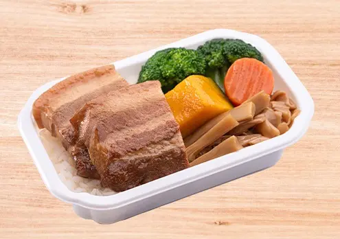 ▲台灣虎航熊本航班限量開吃「辦桌界南霸天」阿勇家東坡肉機上餐。（圖／台灣虎航提供）