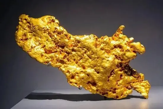 ▲一名中國女子上月16日從法國巴黎國家自然歷史博物館（Natural History Museum）偷走多塊珍貴金塊，在潛逃回中國時遭逮，但金塊已經被熔煉，疑似被出售到黑市。（圖／翻攝自微博）