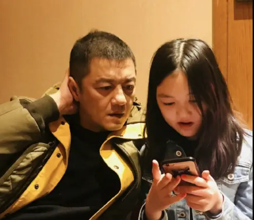 ▲李亞鵬（左）和女兒李嫣（右）感情很好。（圖／翻攝自微博）