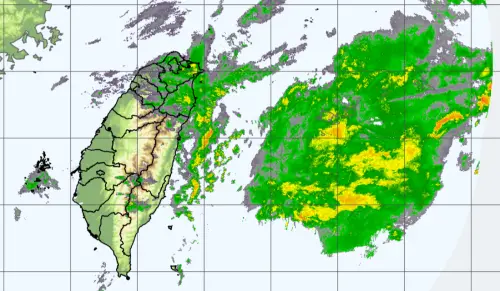 ▲台灣東部海面有熱帶擾動97W，低壓加上東北季風增強影響，讓豪雨將一路下到週六（25日）光復節連假。（圖／中央氣象署cwa.gov.tw）