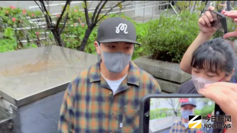 ▲藝人坤達（如圖）涉閃兵今（22）日上午11點15分移送新北地檢署。（圖／NOWNEWS資料照）