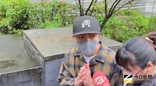 ▲藝人坤達（如圖）涉閃兵今（22）日上午11點15分移送新北地檢署，面對提問是否告知老婆柯佳嬿、是否後悔？他銬著手銬、不發一語快步離去。（圖／記者黃聖凱攝影）