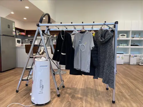 ▲不要把衣物晾掛在在除濕機正上方，以免掉落遮住進出風口，影響機器散熱。（示意圖／486先生提供）