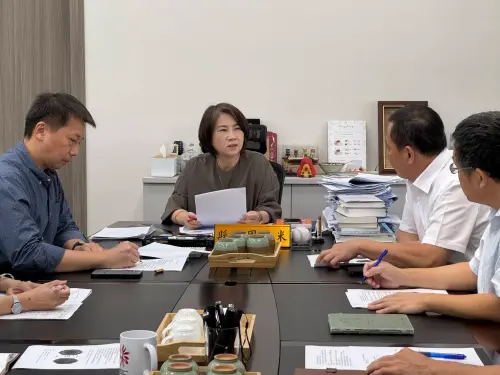 ▲周春米立即召開相關局處會議，從養豬場清消、運輸稽查到廚餘管理，全力防堵疫情擴散。（圖／屏東縣府提供）