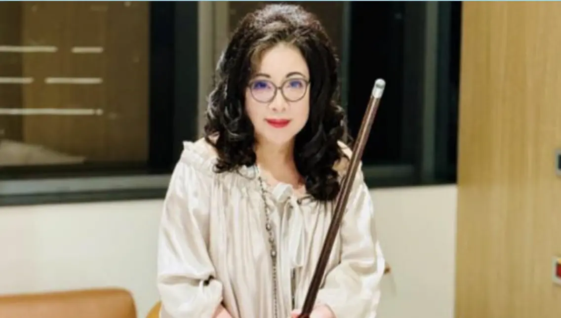 ▲67歲陳文茜（如圖）黑色素癌第4期纏身，本月20日於醫院開直播與粉絲互動，透露先前抗癌療程會攻擊免疫系統，只好將療程停止，「最近正在修復其他身體器官的工作，就請癌症它滾遠一點！」語氣沉重無比。（圖／翻攝自陳文茜臉書）