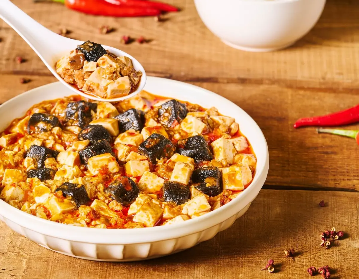 ▲饗賓集團攜手日本知名動漫《廚神小當家》呈現3道經典「二次元料理」，包含「開飯川食堂」推出小當家「劉昴星」的招牌料理—「大魔術熊貓豆腐」等共有3道菜。（圖／饗賓集團提供）