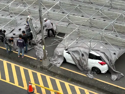 驚嚇！台中中央市場強風猛吹　整排鷹架倒塌壓6車、騎士也遭殃
