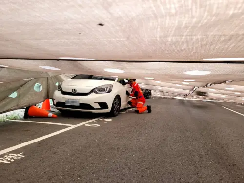 ▲工地的整排鷹架倒塌，砸中共6輛汽機車。（圖／警消提供）