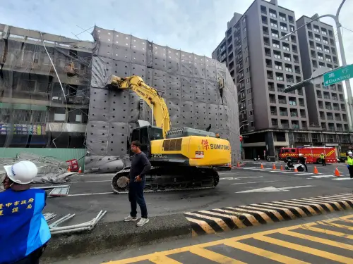 ▲「中央市場」工地的整排鷹架倒塌，詳細事發原因還有待釐清。（圖／警消提供）