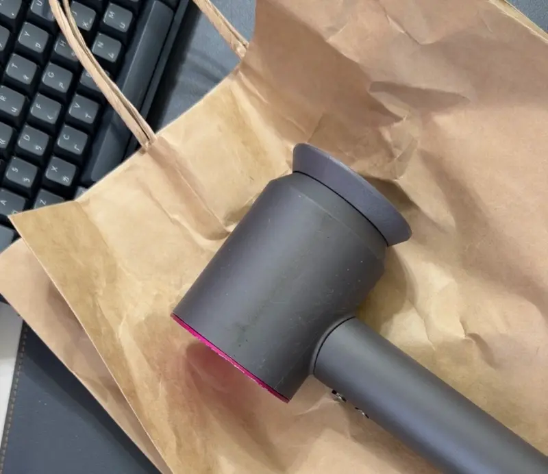 ▲家事達人陳映如表示用「紙袋＋吹風機」就能自製簡易烘衣機。（圖／記者周淑萍攝）