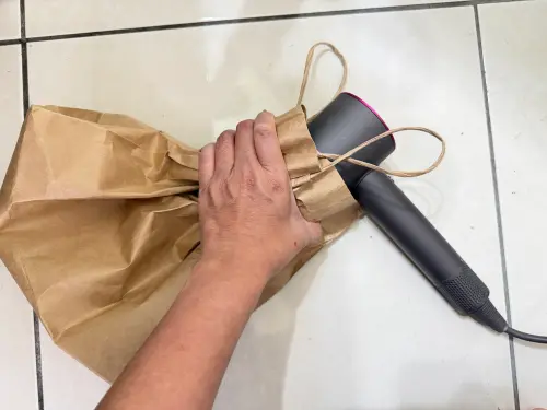 ▲家事達人提供「紙袋烘衣機」，快速乾衣服、襪子。（圖／記者周淑萍攝）