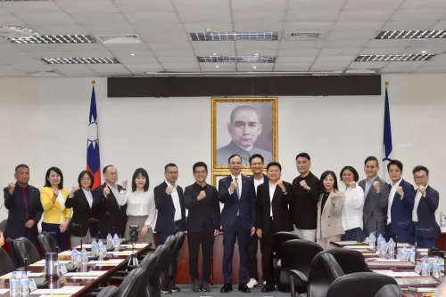 ▲黨主席朱立倫主動和所有黨團幹部拍「畢業照」。（圖／國民黨提供）