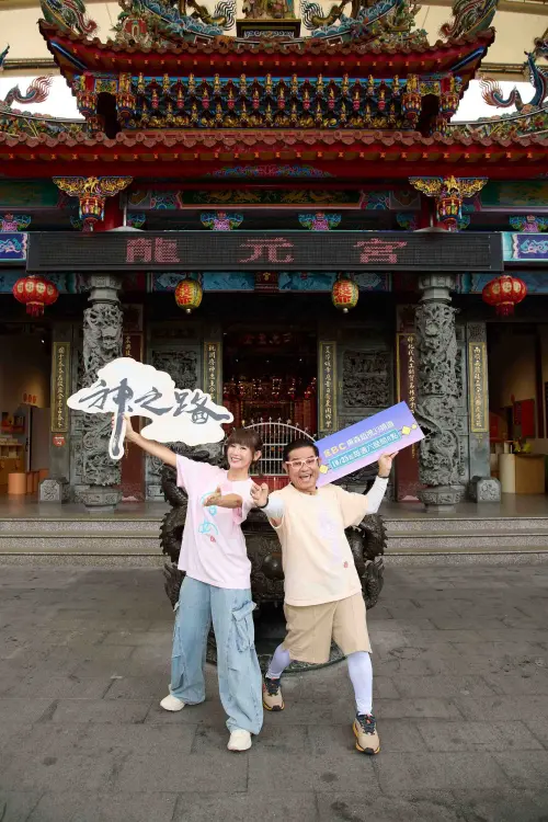 ▲許效舜（右）為鄭仲茵（左）算姻緣，竟抽中孤老終身籤。（圖／東森超視提供）