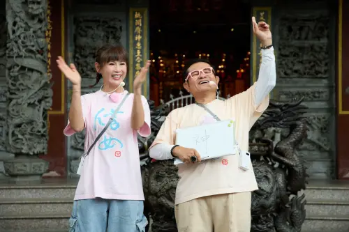 ▲鄭仲茵（左）在節目中頻頻擋鏡頭，遭許效舜（右）吐槽：「出道二十年整缸壞了！」（圖／東森超視提供）