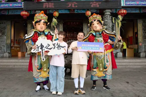 ▲許效舜（右）、鄭仲茵（左）今日為新節目《神之路》造勢。（圖／東森超視提供）