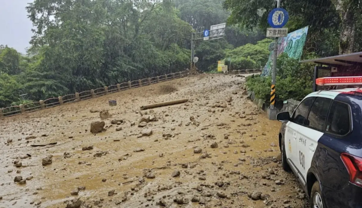 ▲台北市菁山路101巷與菁山路口，因連日強降雨引發土石流。（圖／翻攝畫面）