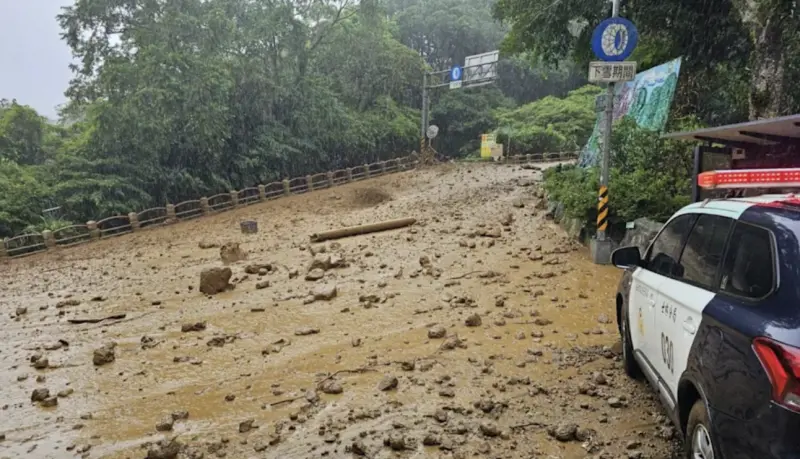 ▲台北市菁山路101巷與菁山路口，因連日強降雨引發土石流。（圖／翻攝畫面）