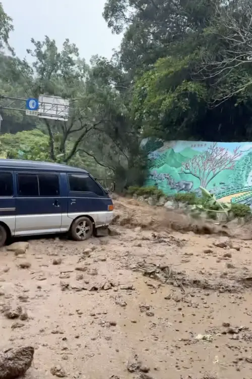 ▲台北市菁山路101巷與菁山路口，因連日強降雨引發土石流。（圖／翻攝自_elegant_lash @threads）