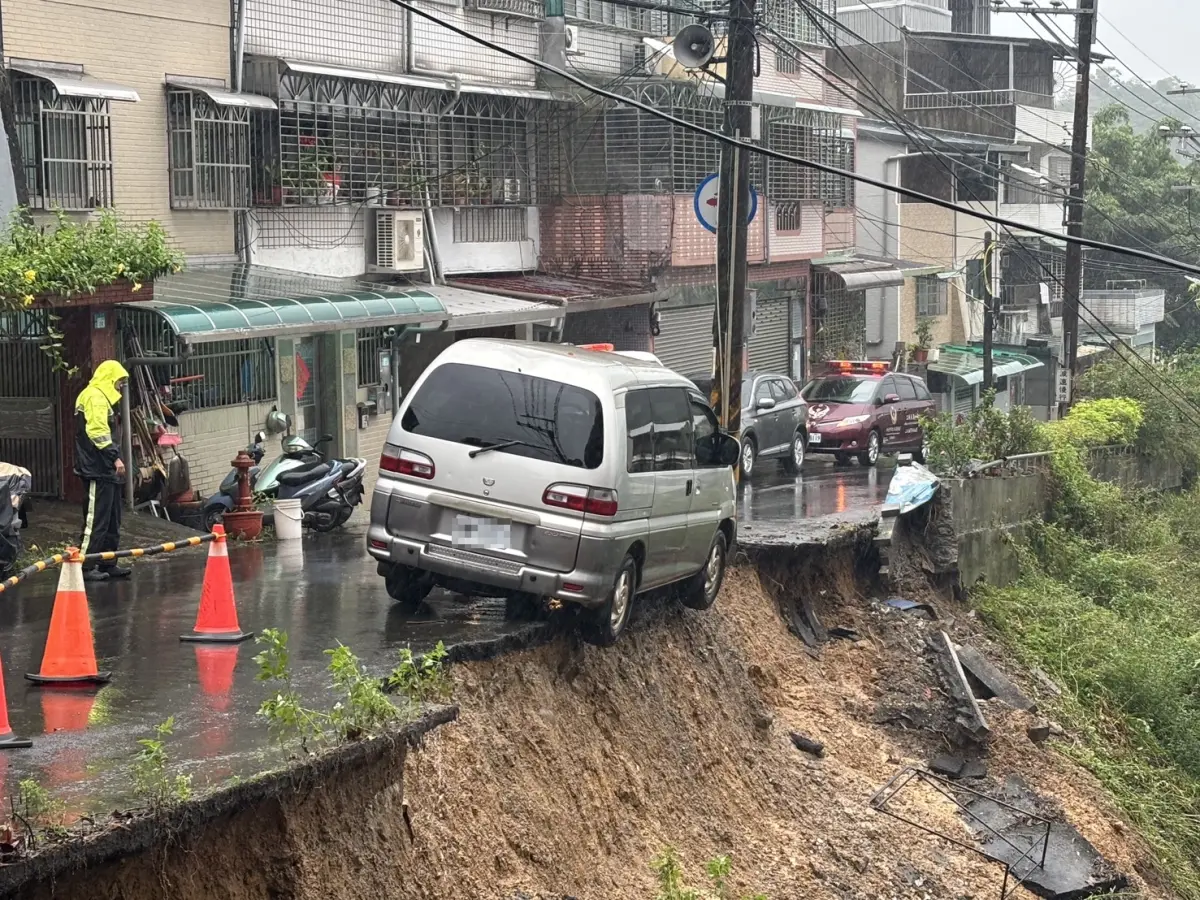 邊坡土石滑落崩塌！新北三峽區1輛廂型車「右車身2輪懸空」超驚悚