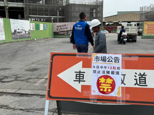 ▲雲林肉品市場中午準時在入口張貼「禁止活豬載運」的公告。（圖／雲林肉品市場提供，2025.10.22）