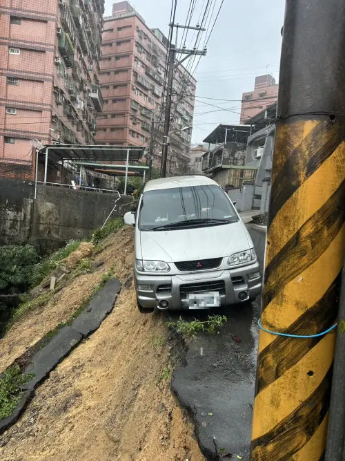 ▲受強風豪雨影響，新北市三峽區二鬮路一處發生邊坡崩塌，一台廂型車右半側車身懸空，場面相當驚悚。（圖／新北市議員蘇泓欽提供）