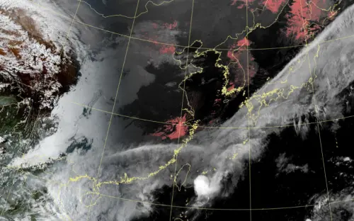 ▲鄭明典也觀察到，現在東北季風已經把暖濕的東風推到台灣東方海面，「接下來的東北季風水氣將逐漸降低」。（圖／中央氣象署）