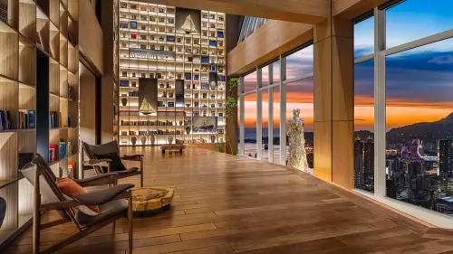 ▲「全館搞怪遊行」變裝玩家將於指定時間隨機出沒在各個樓層。（圖／承億酒店提供）