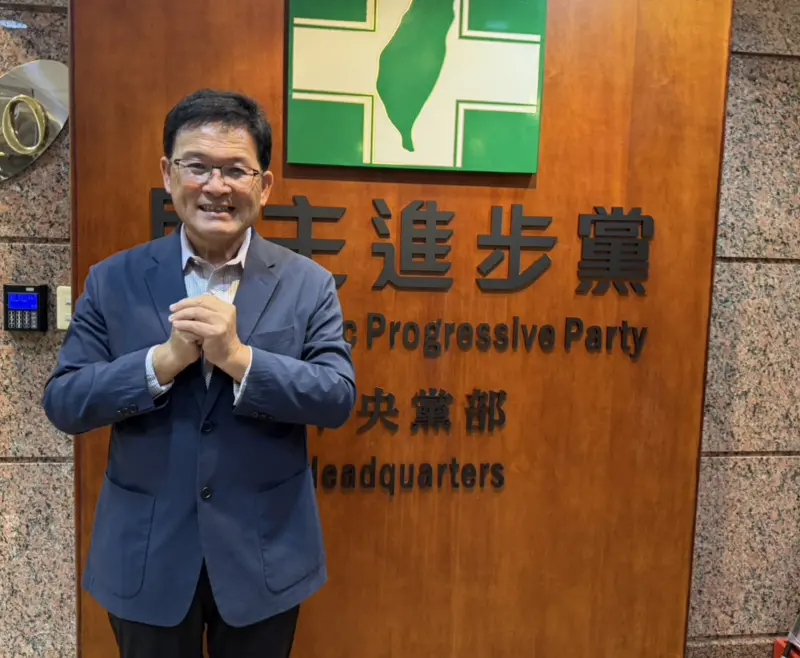 ▲邱建富下午到黨中央遞交徵召區參選意願表。（圖／記者陳佩君攝，2025.10.22）