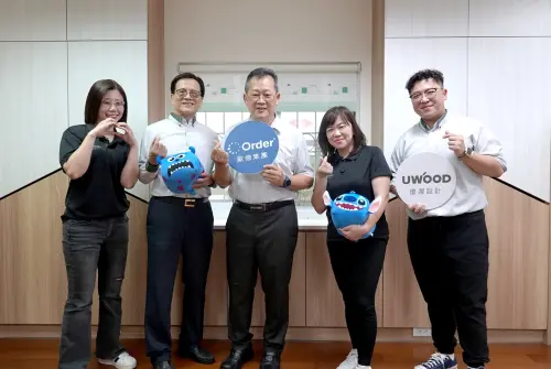 ▲優渥設計為臺北少年觀護所打造溫馨空間，左起歐德副總經理劉妙萍、顧問黃振煥、少觀所所長簡永池、優渥協理鄭淑慧、優渥設計師林善文。